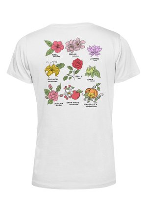 Camiseta blanca con nueve ilustraciones florales que representan varios personajes, con etiquetas para cada flor al lado de los diseños.
