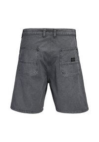 Σκούρα γκρι casual σορτς με δύο μεγάλες πίσω τσέπες και θηλιές για ζώνη, εμφανιζόμενα από πίσω σε λευκό φόντο.