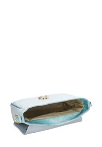 Clutch bag in pelle blu chiaro con chiusura dorata. Interno con rivestimento beige e un accento testurizzato in teal. Forma rettangolare compatta.