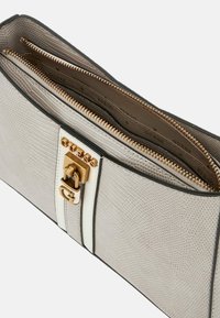 Borsa in materiale grigio testurizzato con chiusura dorata e dettagli bianchi, dotata di due scomparti con zip per lo stoccaggio.