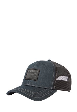 Donker denim en mesh honkbalpet met gebogen klep en voorkant met een patch met de tekst "G-STAR ORIGINALS RAW DENIM."