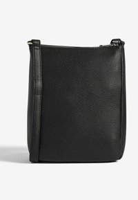 Borsa a tracolla in pelle nera testurizzata con tracolla regolabile e chiusura superiore con zip, su uno sfondo chiaro e neutro.