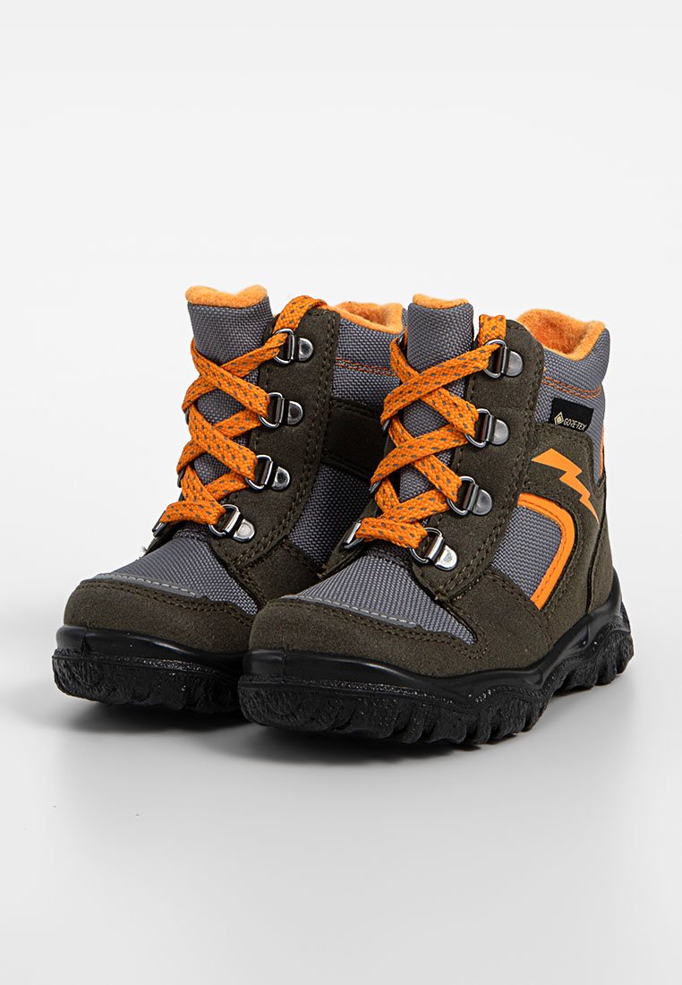 Graue und grüne Wanderschuhe mit orangen Akzenten. Sie verfügen über strukturierte Wildleder-Paneele, Mesh-Gewebe und strapazierfähige Gummisohlen. Verstellbare Schnürsenkel sind enthalten.