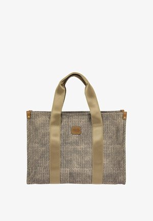 Sac fourre-tout en tricot rectangulaire avec de larges poignées beiges, des accents en cuir aux coins et un petit patch en cuir de marque au centre à l'avant.