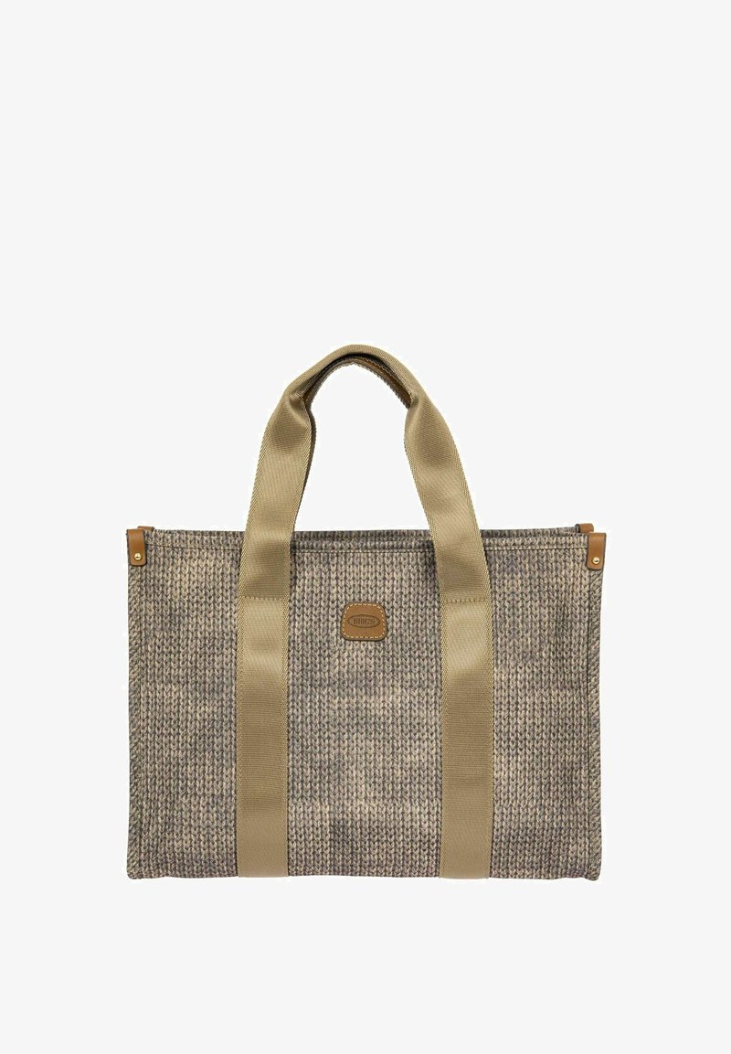 Sac fourre-tout en tricot rectangulaire avec de larges poignées beiges, des accents en cuir aux coins et un petit patch en cuir de marque au centre à l'avant.