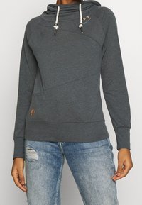 Grijze sweatshirt met capuchon en een gestructureerde afwerking, met een kraag, contrasterende trekkoorden en een logo-label aan de zoom.