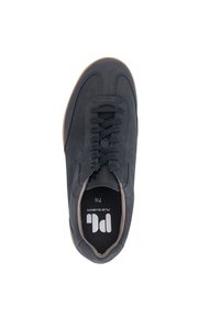 Sneaker con tomaia in suede grigio scuro, suola in gomma e punta tonda. Presenta lacci piatti, dettagli perforati e un interno imbottito.