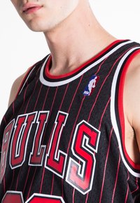 Mitchell & Ness NBA SWINGMAN CHICAGO BULLS 33 - Equipación de clubes - black/red