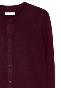 Burgundský pletený kardigán s okrúhlym výstrihom, zapínaním na gombíky, rebrovanými okrajmi a jemnou textúrou, s piatimi tmavými gombíkmi na prednej strane.