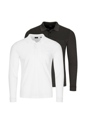 Deux polos à manches longues, l'un blanc et l'autre noir, chacun avec un col, des boutons et une poche poitrine, présentés sur un fond blanc.