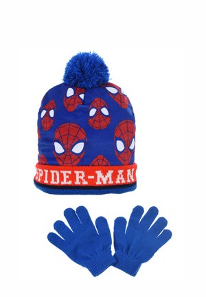 Blauwe gebreide beanie met Spider-Man print, rode accenten en een blauwe pompon bovenop. Gecombineerd met bijpassende blauwe wanten.