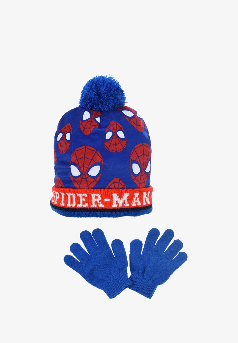Blauwe gebreide beanie met Spider-Man print, rode accenten en een blauwe pompon bovenop. Gecombineerd met bijpassende blauwe wanten.