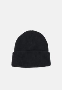 Cappello beanie nero lavorato a maglia con risvolto. Presenta un materiale testurizzato e una parte superiore arrotondata. Design semplice, senza loghi o decorazioni visibili.