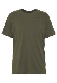 Camiseta de algodón verde oliva con mangas cortas, escote redondo y logo negro de Nike en el lado izquierdo del pecho. Bajo recto y corte relajado.