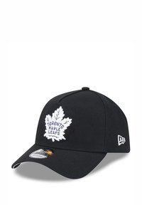 Schwarze Kappe mit einem gestickten weißen Ahornblatt-Logo. Mit "Toronto Maple Leafs" in navyfarbener Schrift. Vorgebogener Schirm und strukturierter Stoff.