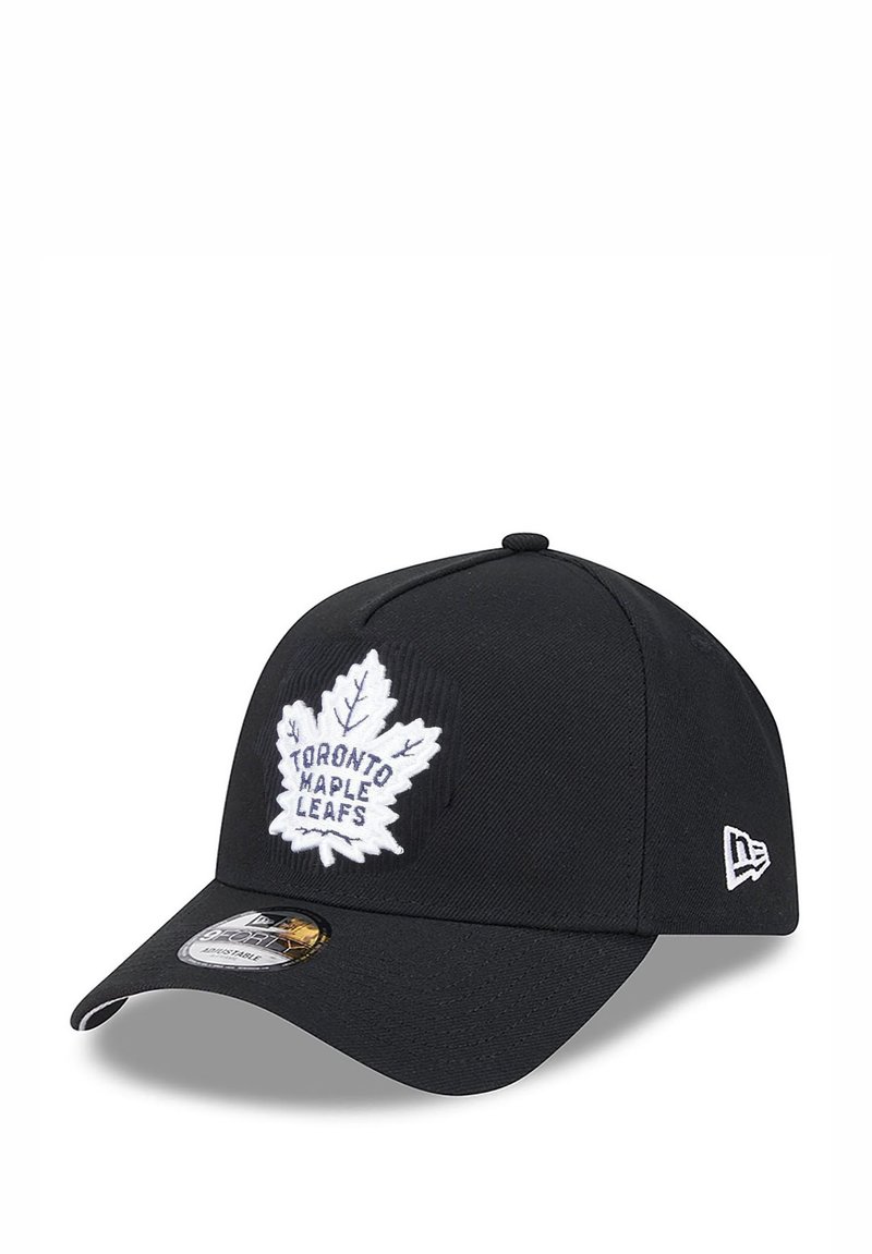 Schwarze Kappe mit einem gestickten weißen Ahornblatt-Logo. Mit "Toronto Maple Leafs" in navyfarbener Schrift. Vorgebogener Schirm und strukturierter Stoff.