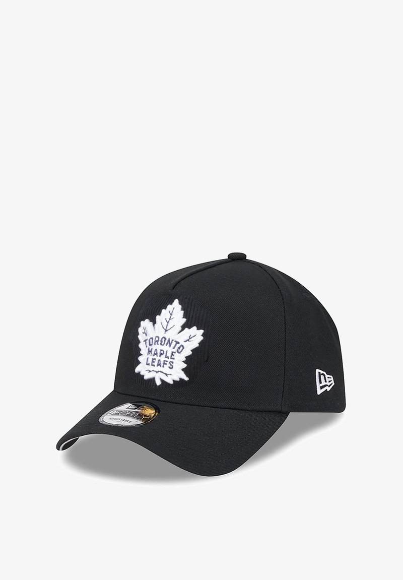 Schwarze Kappe mit einem gestickten weißen Ahornblatt-Logo. Mit "Toronto Maple Leafs" in navyfarbener Schrift. Vorgebogener Schirm und strukturierter Stoff.