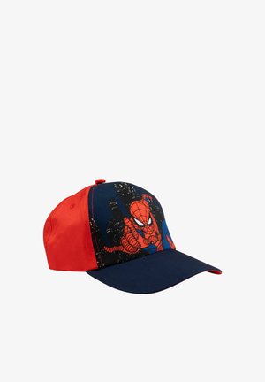 Cappellino da baseball per bambini con lati rossi e parte anteriore e visiera blu navy, con una grafica di Spider-Man e uno sfondo con skyline di città.