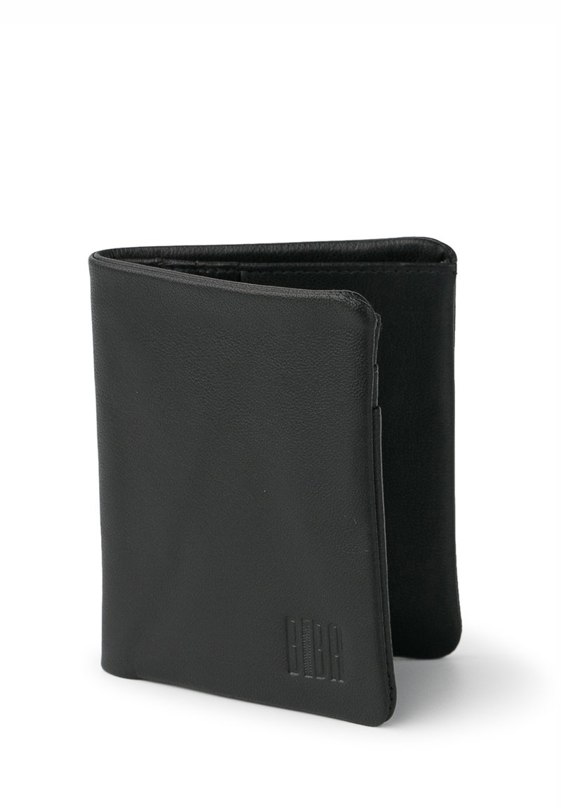 Portefeuille en cuir noir avec une texture lisse, design plié en deux, et logo en relief en bas à droite. Pas de matériel ni d'accents visibles.