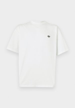 Hvid T-shirt med korte ærmer og rund hals med lille sort Adidas Trefoil-logo på venstre bryst.