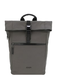 Mochila de color gris con tapa enrollable, bolsillo frontal con cremallera, correa de hebilla negra, asa acolchada y logotipo "JOOP!" en la parte frontal.