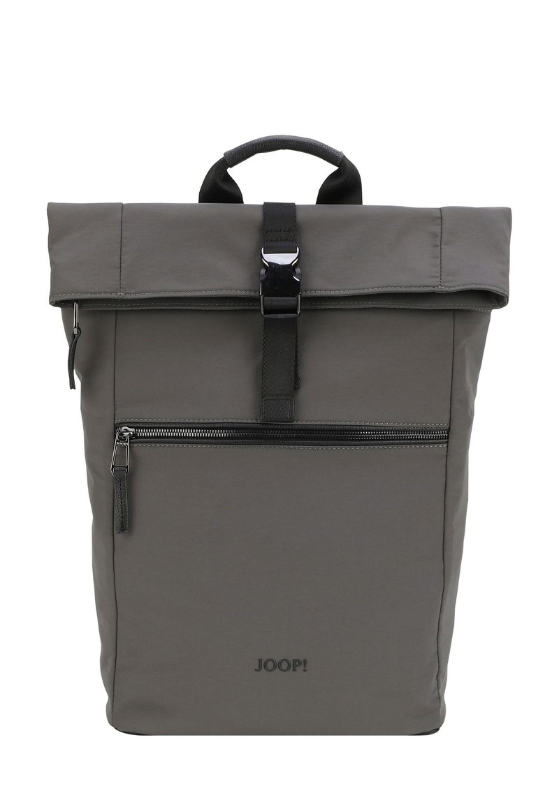 Mochila de color gris con tapa enrollable, bolsillo frontal con cremallera, correa de hebilla negra, asa acolchada y logotipo "JOOP!" en la parte frontal.