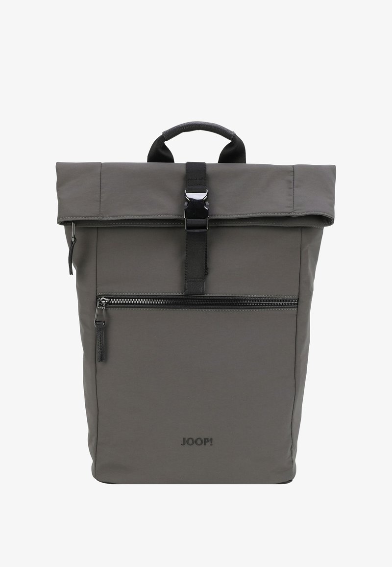 Sac à dos gris à rabat avec poche zippée avant, sangle à boucle noire, poignée rembourrée et logo "JOOP!" à l'avant.