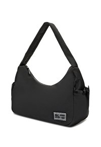 Schwarze Nylon-Schultertasche mit kurvenförmigem Design, Reißverschluss und einem strukturierten Logo-Patch. Sie verfügt über einen gepolsterten Tragegurt für zusätzlichen Komfort.