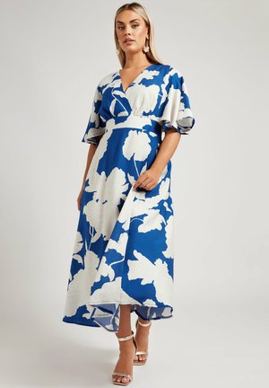 Robe maxi à imprimé floral bleu avec un décolleté en V profond, des manches courtes, une taille ajustée et une jupe fluide. Présente des motifs abstraits blancs.
