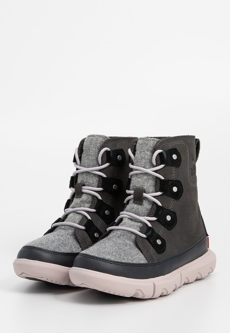 Graue und schwarze Stiefel mit einem Obermaterial aus strukturiertem Stoff, runder Zehenpartie und pinker Gummisohle. Verfügt über Schnürsenkel und Ösen für einen sicheren Sitz.