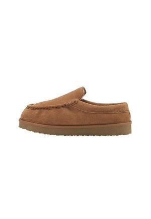 Zamszowe buty wsuwane w kolorze camel z okrągłym noskiem, fakturowaną cholewką i gumową podeszwą dla lepszej przyczepności. Eleganckie przeszycia wzdłuż krawędzi.