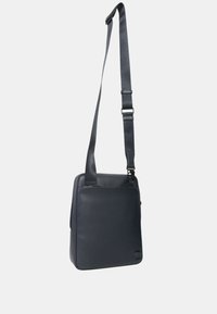 Borsa a tracolla in pelle blu navy dalla forma rettangolare, con tracolla regolabile e tasca frontale. Texture liscia con dettagli di design minimalisti.