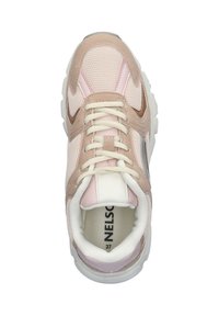 Lichtroze sneaker van mesh en suede materialen, met een ronde neus, contrasterende bruine accenten en crèmekleurige veters; heeft een gevoerde zool.