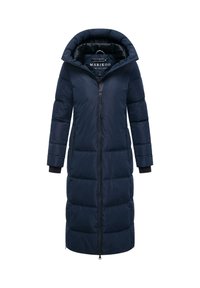 Dlhý, námornícky puffer kabát s vysokým golierom a predným zipsom. Disponuje prešívaným vzorom, bočnými vreckami a elastickými manžetami. Ľahký materiál.