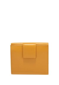 Cartera de cuero amarillo con forma rectangular, que presenta un cierre con solapa frontal, costuras ordenadas y una textura suave.