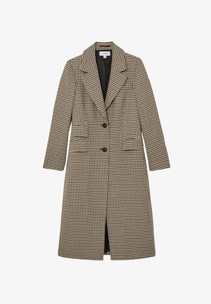 Długi damski płaszcz w kratę typu jodełka, z klapowym kołnierzem, dwoma czarnymi guzikami i przednimi kieszeniami z patkami, sięgający połowy długości z czarną podszewką.