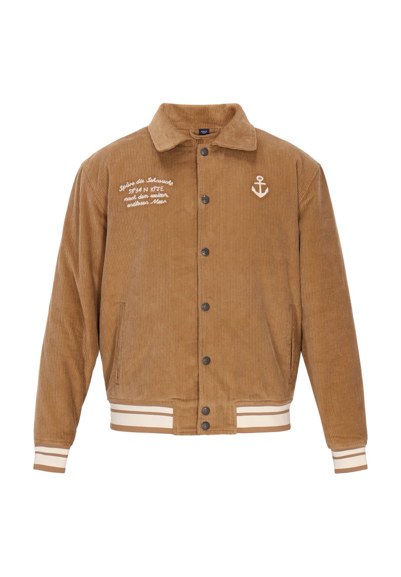 Bruine corduroy jas met een knoopsluiting aan de voorkant, twee zijzakken, witte geborduurde tekst en een ankerlogo. Voorzien van gestreepte ribboorden bij de mouwen en onderkant.