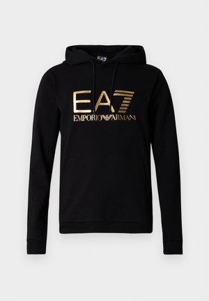 Sweatshirt preta com capuz, feita de tecido macio, com bolso frontal. Apresenta o logótipo dourado EA7 e Emporio Armani impresso no peito. Design simples.