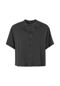 Chemise noire à manches courtes avec fines rayures verticales blanches et col ouvert, présentée sur fond blanc.