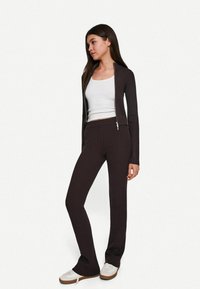 Bershka Hlače - dark brown