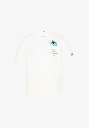 T-shirt blanc à manches courtes avec une petite poche ornée d'un hippocampe bleu portant un chapeau de capitaine et le texte « Qui comando io ! » sur la poitrine.