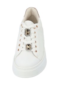 Sneaker bianco con tomaia in pelle liscia, due dettagli gioiello sui lacci e una suola spessa in gomma. Rivestimento beige con dettagli metallici.