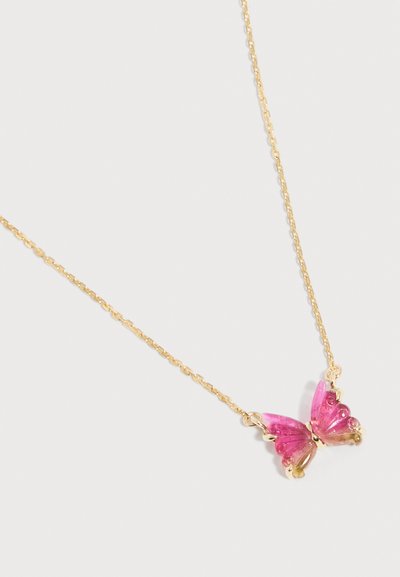 Λεπτό χρυσό κολιέ με μικρό ροζ διάφανο μενταγιόν σε σχήμα πεταλούδας που διαθέτει λεπτομερή σχέδια στα φτερά.