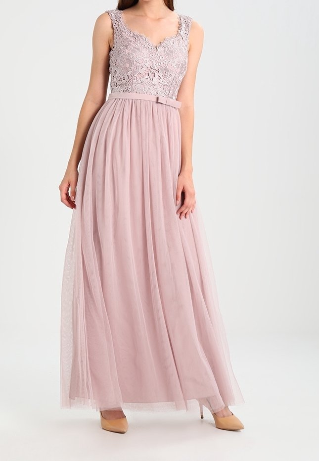 Maxi jurk met een kanten lijfje en roze tule rok, met een aansluitende taille en strikdetail. Het materiaal is lichtgewicht met een gladde textuur.