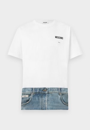 Vit T-shirt med denimtryck längst ner, med fickor och sömmar. "Moschino"-logotyp tryckt på övre vänstra sidan.
