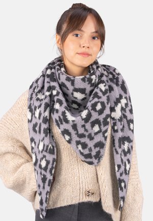 Écharpe en imprimé léopard gris et noir fabriquée en tissu doux, en forme triangulaire avec une texture pelucheuse, portée drapée sur un pull en tricot beige clair.