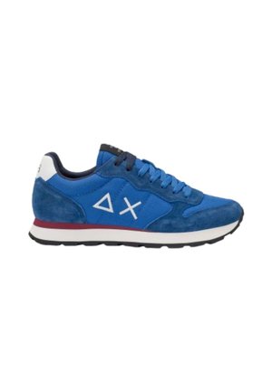 Niebieskie zamszowe sneakersy z białymi akcentami, okrągłym noskiem, płaską gumową podeszwą i kontrastowymi bordowymi wykończeniami. Posiadają logo oraz wkładkę na sznurowadła.