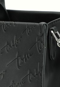Bolso tote de cuero negro con detalles de logo en relieve, textura suave, forma estructurada y acentos de hardware plateado.
