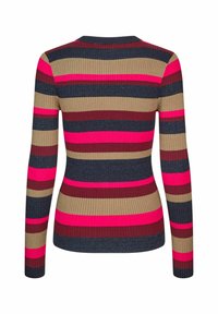 Randig långärmad tröja med ribbad textur. Färgerna inkluderar rosa, mörkblå, beige och vinröd i horisontella band.