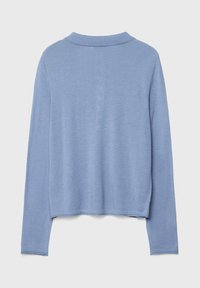 Blauer gestrickter Pullover mit weicher Textur, langen Ärmeln und einem kragenlosen Ausschnitt. Einfaches Design, gesäumte Ärmel und eine cropped Passform auf Taillenhöhe.